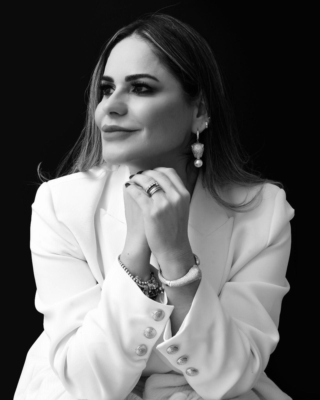 Dra. Fernanda em retrato preto e branco